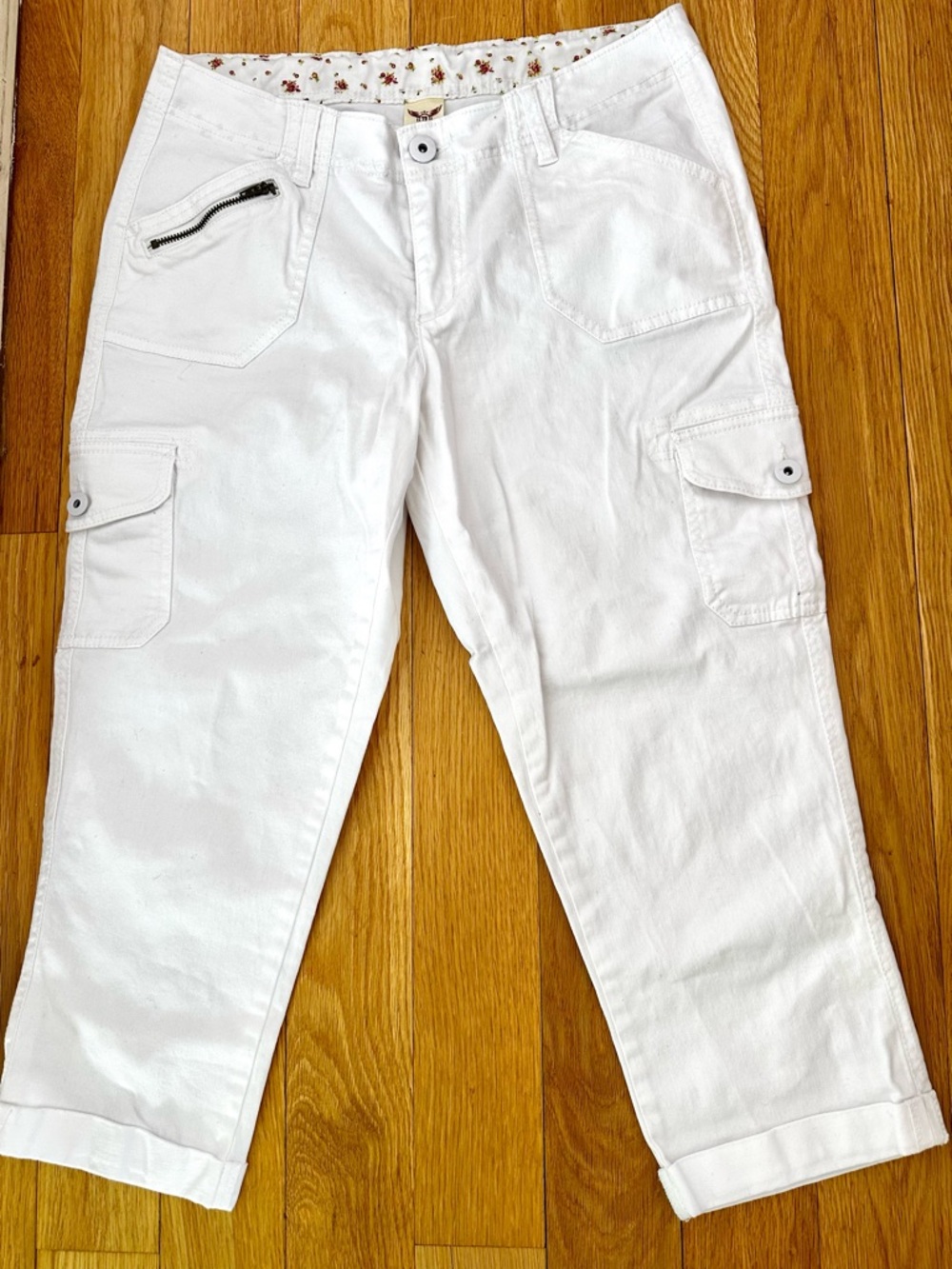 Faded Glory White with Pink Floral Trim Capris